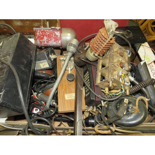 650 - TWO TRAYS OF MIXED COLLECTABLES TO INCLUDE HEADPHONES, HAND HELD MICROPHONES, TONE ARMS, MANTLE CLOC... 