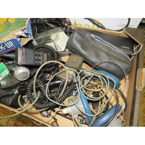 650 - TWO TRAYS OF MIXED COLLECTABLES TO INCLUDE HEADPHONES, HAND HELD MICROPHONES, TONE ARMS, MANTLE CLOC... 