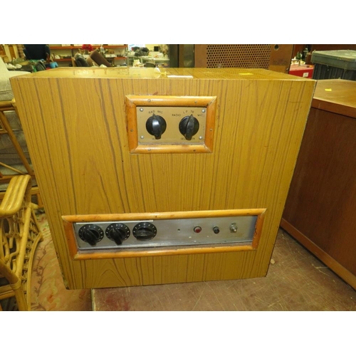 657 - A BESPOKE MADE RECORD PLAYER WITH LEAK VALVE AMPLIFIER AND BESPOKE VALVE AMPLIFIER