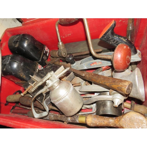 722 - THREE TRAYS OF ASSORTED TOOLS TOGETHER WITH A TROLLEY JACK AND A HILTI TE14 HAMMER DRILL