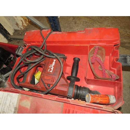 722 - THREE TRAYS OF ASSORTED TOOLS TOGETHER WITH A TROLLEY JACK AND A HILTI TE14 HAMMER DRILL