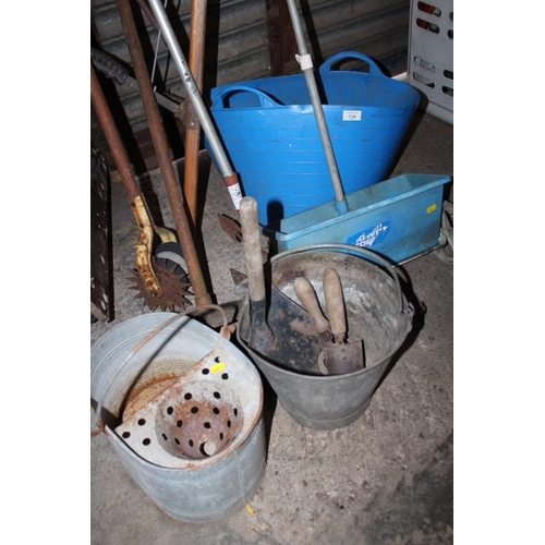 724 - A SELECTION OF ITEMS TO INCLUDE A GALVANISED BUCKET AND MOP BUCKET TOGETHER WITH VARIOUS GARDEN TOOL... 