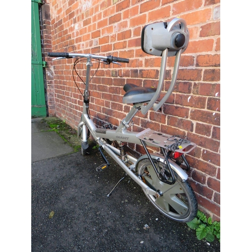 750 - A 'GIANT' REVIVE ADULTS 8 SPEED RECUMBENT ROAD BIKE /  BICYCLE IN SILVER