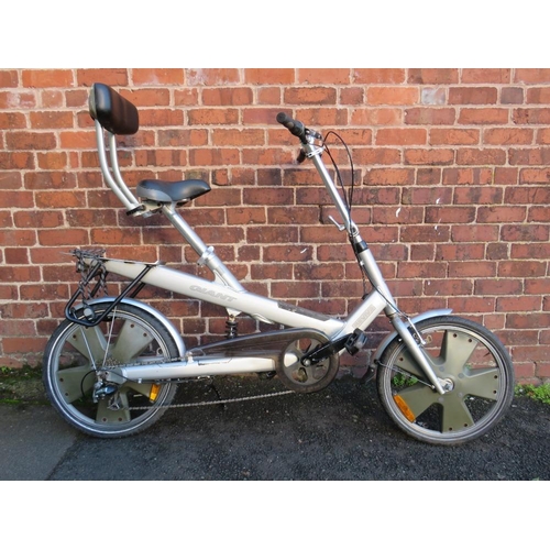 750 - A 'GIANT' REVIVE ADULTS 8 SPEED RECUMBENT ROAD BIKE /  BICYCLE IN SILVER