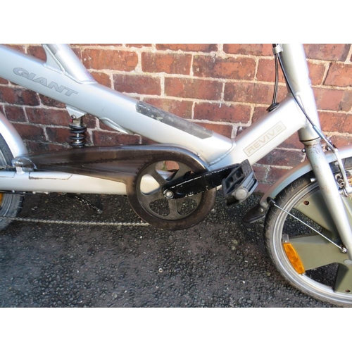 750 - A 'GIANT' REVIVE ADULTS 8 SPEED RECUMBENT ROAD BIKE /  BICYCLE IN SILVER