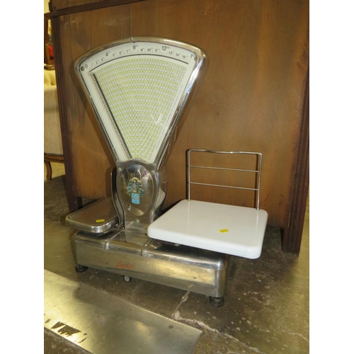 808 - A LARGE SET OF BERKELEY SHOPKEEPERS SCALES