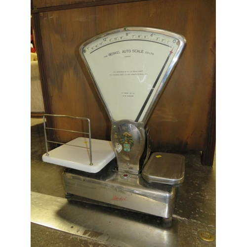 808 - A LARGE SET OF BERKELEY SHOPKEEPERS SCALES