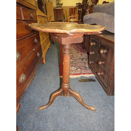 819 - AN ANTIQUE OAK PEDESTAL TABLE A/F