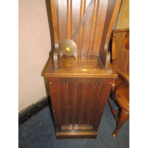 830 - AN UNUSUAL ARTS AND CRAFTS STYLE TALL CLOCK - H 185 cm (PENDULUM)