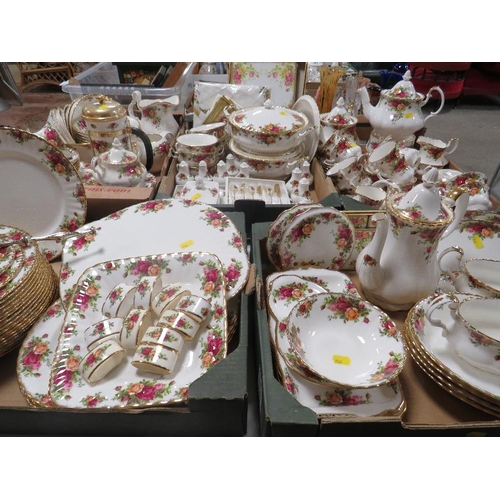 84 - A LARGE QUANTITY OF ROYAL ALBERT OLD COUNTRY ROSES TEA AND DINNER WARE PLUS ACCESSORIES