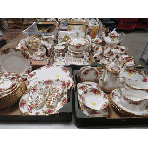 84 - A LARGE QUANTITY OF ROYAL ALBERT OLD COUNTRY ROSES TEA AND DINNER WARE PLUS ACCESSORIES