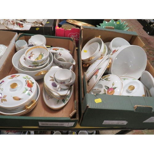 89 - TWO TRAYS OF ROYAL WORCESTER EVESHAM TOGETHER WITH TRAY OF  ASSORTED CERAMICS A/F (3)