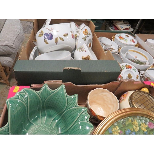 89 - TWO TRAYS OF ROYAL WORCESTER EVESHAM TOGETHER WITH TRAY OF  ASSORTED CERAMICS A/F (3)