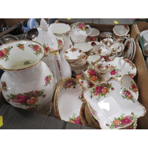 91 - A TRAY OF ASSORTED ROYAL ALBERT  OLD COUNTRY ROSES TO INCLUDE MINIATURE CUPS AND SAUCERS