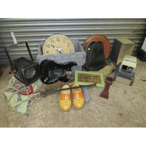 96 - A QUANTITY OF COLLECTABLES TO INCLUDE CCT1000 STAGE LAMP, VINTAGE GOLF CLUBS, SLIDE PROJECTOR, CLOGS... 