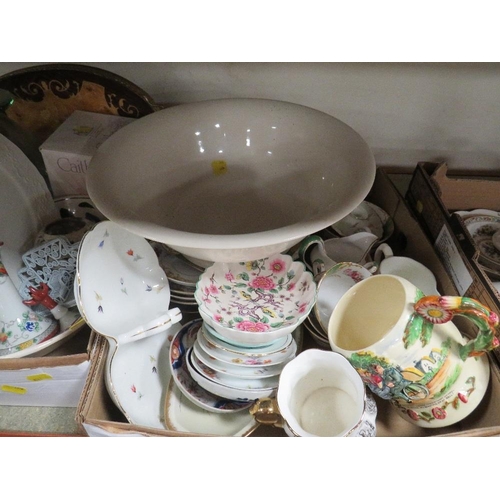 171 - THREE TRAYS OF ASSORTED CERAMICS TO INCLUDE A RALPH LAUREN COMPORT, CROWN DEVON FIELDINGS MUSICAL JU... 