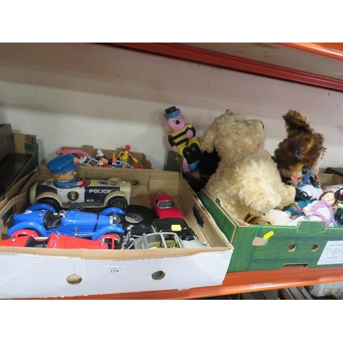 174 - SMALL QUANTITY OF TOYS AND CARS TO INCLUDE A BUGATI BURAGO TOGETHER WITH A TRAY OF SOFT TOYS AND DOL... 