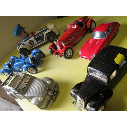 174 - SMALL QUANTITY OF TOYS AND CARS TO INCLUDE A BUGATI BURAGO TOGETHER WITH A TRAY OF SOFT TOYS AND DOL... 