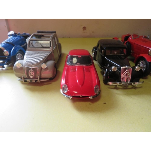 174 - SMALL QUANTITY OF TOYS AND CARS TO INCLUDE A BUGATI BURAGO TOGETHER WITH A TRAY OF SOFT TOYS AND DOL... 