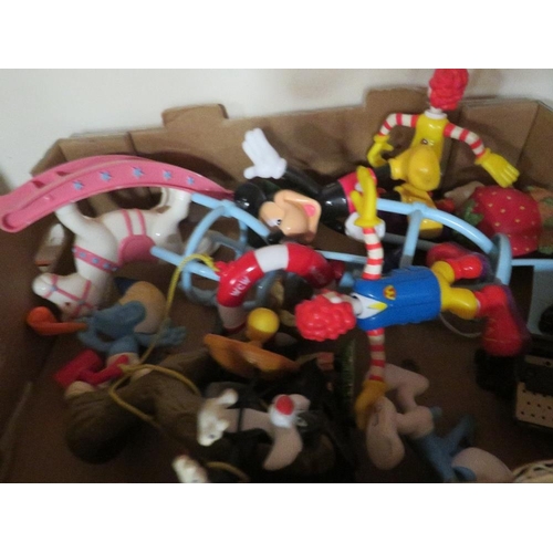 174 - SMALL QUANTITY OF TOYS AND CARS TO INCLUDE A BUGATI BURAGO TOGETHER WITH A TRAY OF SOFT TOYS AND DOL... 