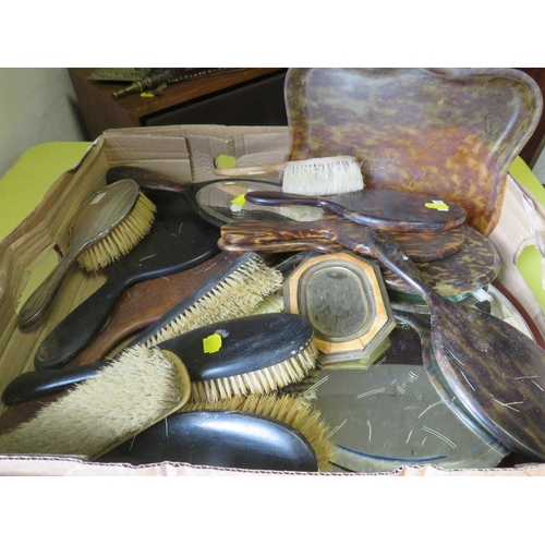 175 - A TRAY OF ASSORTED HAND MIRRORS , BRUSHES TO INCLUDE A HALLMARKED SILVER EXAMPLE