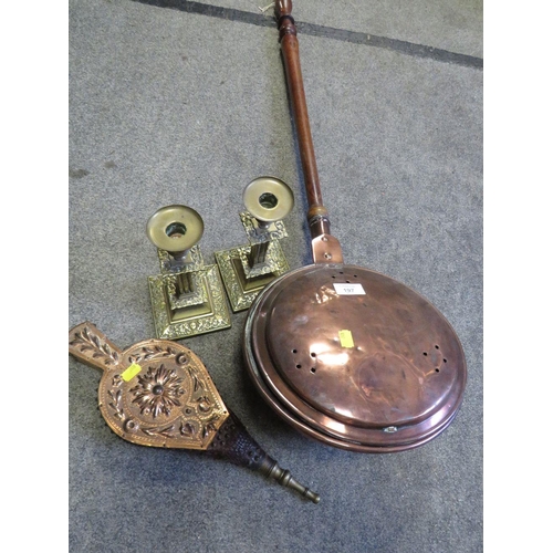 197 - A SMALL QUANTITY OF BRASS AND COPPER WARE TO INCLUDE A PAIR OF CANDLESTICKS