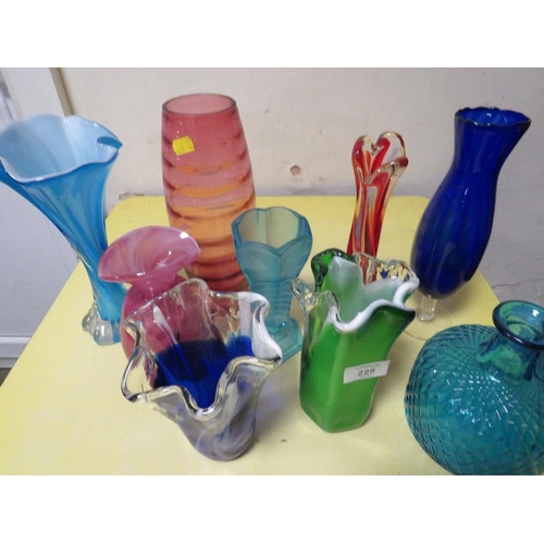 225 - A SELECTION OF STUDIO GLASS VASES ETC