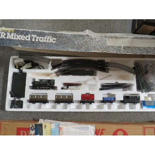 230 - A HORNBY GWR MIXED TRAFFIC TRAIN SET (UNCHECKED) TOGETHER WITH A BOX OF MODERN RAILWAY TRACK