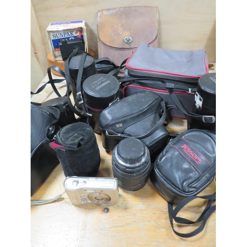 238 - A TRAY OF ASSORTED PHOTOGRAPHICAL EQUIPMENT TO INCLUDE CAMERAS AND LENSES