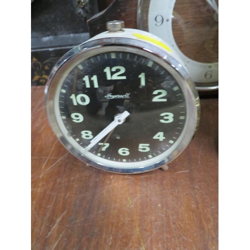 270 - A SELECTION OF CLOCKS TO INCLUDE A VINTAGE INGERSOL IL LUMINOUS DIAL ALARM CLOCK (4)