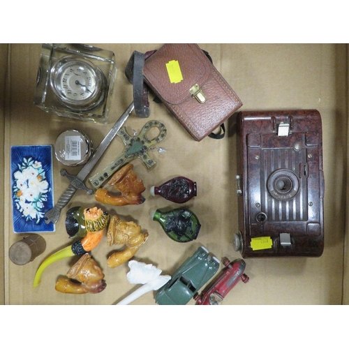 284 - A TRAY OF ASSORTED COLLECTABLES TO INCLUDE CLAY PIPE, SNUFF BOTTLE AND DINKY TOYS