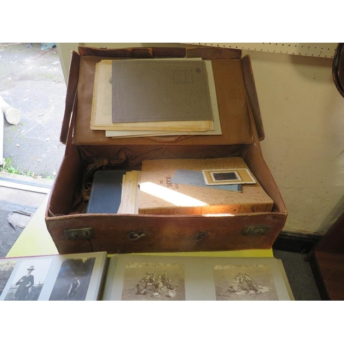 285 - A LEATHER SUITCASE OF VICTORIAN AND LATER POSTCARDS AND PHOTOGRAPHS TO INCLUDE ALBUMS