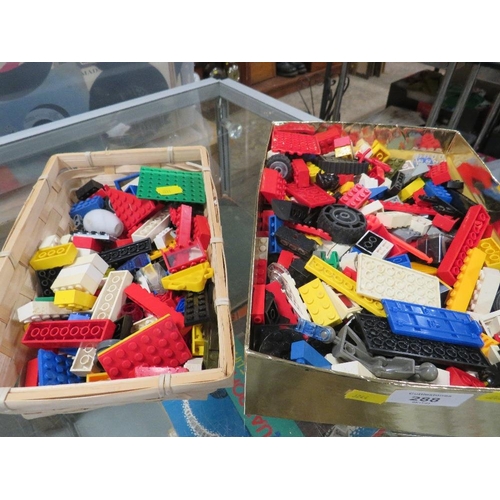 288 - A SMALL QUANTITY OF VINTAGE LEGO