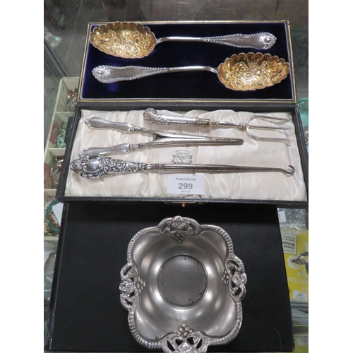 299 - A QUANTITY OF SILVER AND WHITE METAL TO INCLUDE A SILVER HANDLED BUTTON HOOK, SILVER HANDLED GLOVE S... 