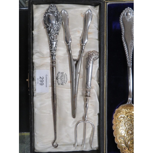 299 - A QUANTITY OF SILVER AND WHITE METAL TO INCLUDE A SILVER HANDLED BUTTON HOOK, SILVER HANDLED GLOVE S... 