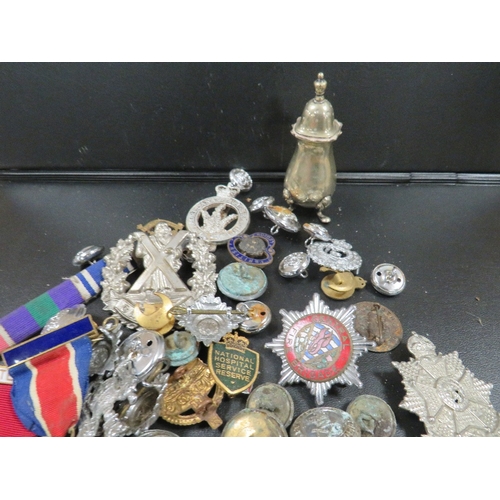 330 - A TRAY OF COLLECTABLES TO INCLUDE MILITARY BUTTONS AND BADGES