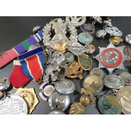 330 - A TRAY OF COLLECTABLES TO INCLUDE MILITARY BUTTONS AND BADGES