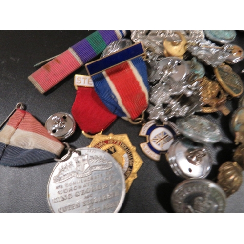 330 - A TRAY OF COLLECTABLES TO INCLUDE MILITARY BUTTONS AND BADGES