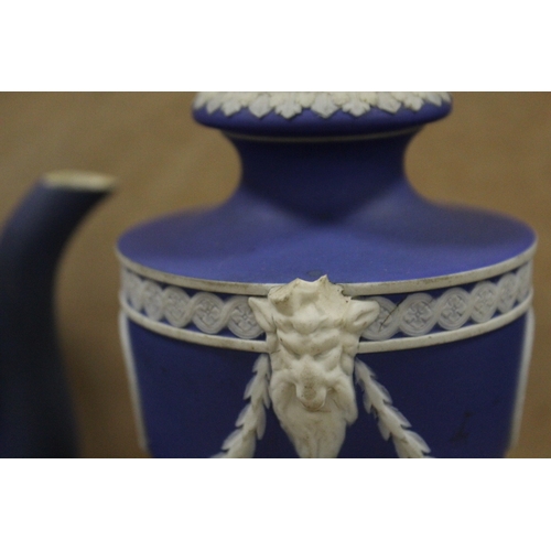 417 - A WEDGWOOD BLUE DIP FIGURAL TEAPOT TOGETHER WITH A SIMILAR URN A/F