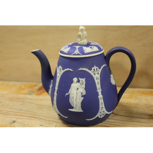 417 - A WEDGWOOD BLUE DIP FIGURAL TEAPOT TOGETHER WITH A SIMILAR URN A/F