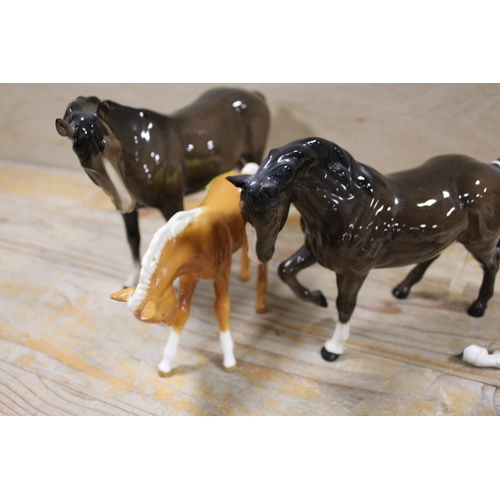 427 - A BESWICK HORSE AND A ROYAL DOULTON HORSE TOGETHER WITH TWO OTHERS A/F