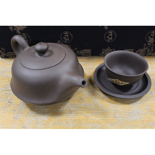 428 - A CHINESE 'ZHEN CANG ZHENG SHU' TEA SET