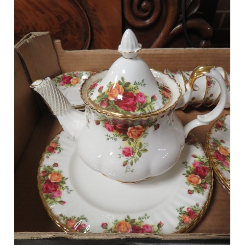 105 - A TRAY OF ROYAL ALBERT OLD COUNTRY ROSES TO IINCLUDE TEAPOT AND LID, SIX TEA CUPS, SIX SAUCERS, SIX ... 