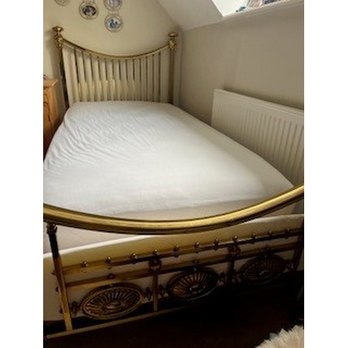 811 - A MAPLE & Co. BRASS EDWARDIAN STYLE BED FRAME WITH IRONS - W 102 cm