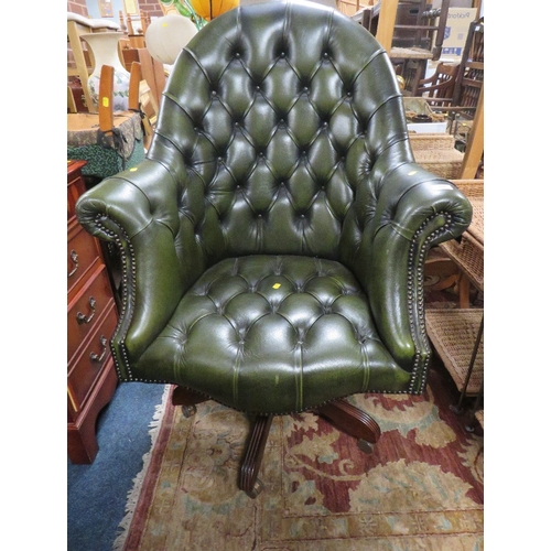 849 - A QUALITY GREEN LEATHER LARGE TUB STYLE SWIVEL OFFICE CHAIR