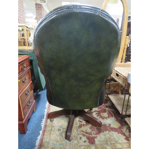 849 - A QUALITY GREEN LEATHER LARGE TUB STYLE SWIVEL OFFICE CHAIR