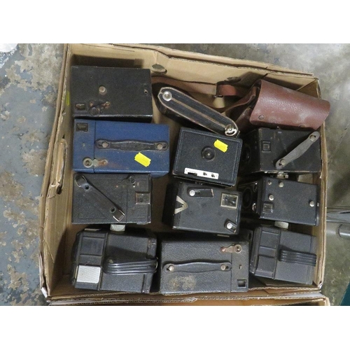 121 - TWO TRAYS OF ASSORTED VINTAGE CAMERAS TO INCLUDE DOUBLE LENS EXAMPLES A/F