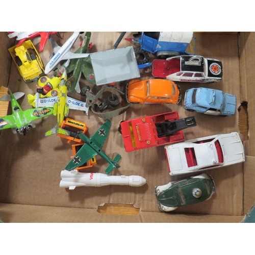 140 - TWO TRAYS OF ASSORTED DIECAST CORGI CARS, VEHICLES, MILITARY AND SMALL DIECAST AIRCRAFT