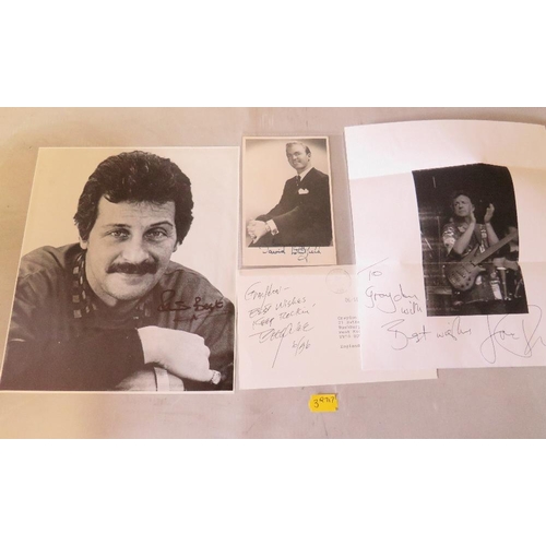 143 - A TRAY OF AUTOGRAPHS AND PHOTOGRAPHS, LETTERS, CARD AND PAPER OF 1960S AND 1970S POP STARS, to inclu... 