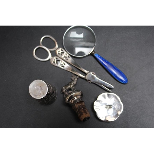 235 - A COLLECTORS LOT OF HALLMARKED AND STERLING SILVER TO INCLUDE AN ENAMEL HANDLED MAGNIFYING GLASS - L... 